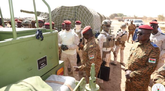 Burkina : Le président Traoré remet un important lot de matériel militaire  au ministère de la Défense