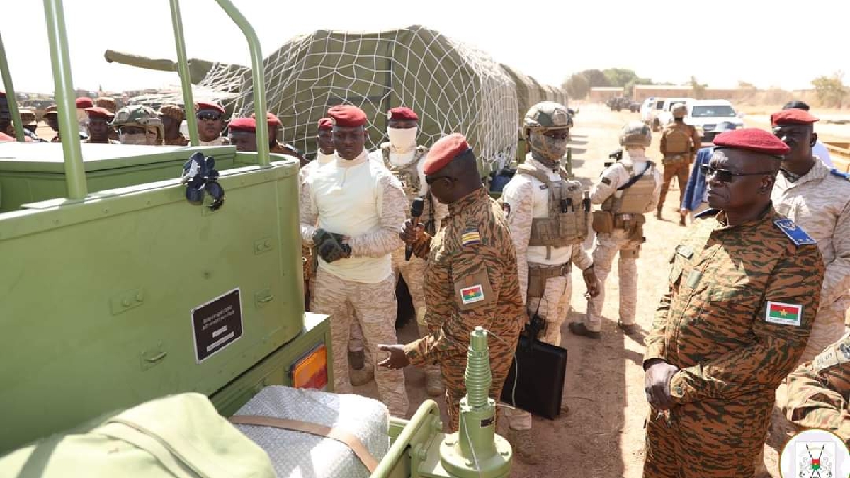 Burkina: remise d'un important lot de matériel militaire au ministère de la  Défense - Wakat Séra Burkina: remise d'un important lot de matériel  militaire au ministère de la Défense
